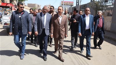 محافظ سوهاج يتفقد المواقف ومحطات الوقود لمتابعة الالتزام بالتعريفة.. ويؤكد: لا مساس بأسعار الخبز 