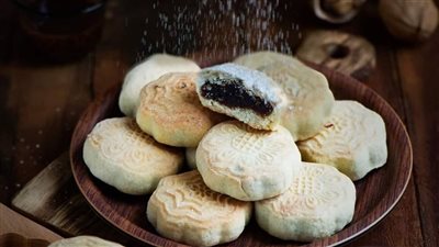 طريقة عمل كحك العيد بالتمر في البيت.. عجينتان مختلفتان والتحضير بالعجان