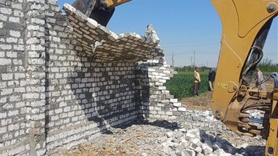 إزالة 7 حالات تعدٍ على الأراضي الزراعية بقرى مركز البلينا في سوهاج