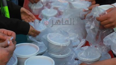 شباب متطوعون يجهزون وجبات الإفطار والسحور لتوزيعها على المارة في الشوارع بمطروح