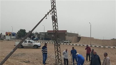 أعمال صيانة لأعمدة الضغط العالي في رأس سدر بعد سقوط أمطار غزيرة 