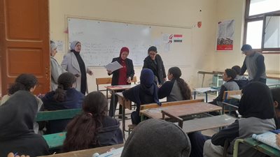 مديرة تعليم القاهرة تتفقد مدرسة الترعة بالساحل لمتابعة سير الدراسة وتطبيق التقييمات الأسبوعية