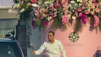 مبادرة مبهجة.. توزيع الورود على المواطنين احتفالًا بـ عيد الفطر المبارك 