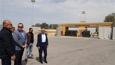 محافظ شمال سيناء يتفقد معبر رفح البري للاطمئنان على انتظام تدفق المساعدات