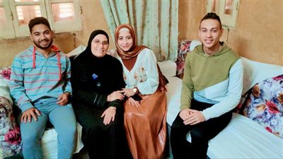 الأم والجدة والحفيدة أمهات مثاليات.. حكاية الفائزة بالأم المثالية بأسيوط