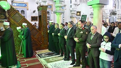 نائب محافظ البحيرة ومدير الأمن يؤديان صلاة عيد الفطر بمسجد التوبة بدمنهور 