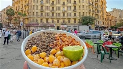 حين يصبح الكشري مؤشرًا اقتصاديًا.. عن ساعتين مشي في وسط البلد