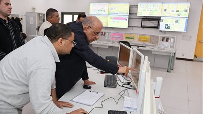 تكلفة إنشائها 2.05 مليار يورو و43 مليون جنيه.. وزير الكهرباء يتفقد محطة بني سويف المركبة