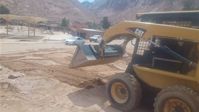 رفع مخلفات آثار سيول سانت كاترين وفتح الطرق بالكامل
