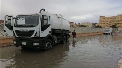 انتشار فرق طوارئ مدينة مرسى مطروح لرفع تجمعات الأمطار بالطريق الدولي والشوارع والميادين