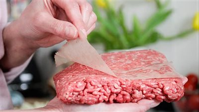 تحذير صحي في أمريكا بعد العثور على شظايا معدنية داخل اللحم المفروم