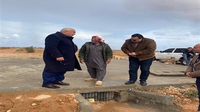 محافظ مطروح يتفقد آبار حصاد المياه بعمق صحراء براني ويوجه بالتوسع الزراعي