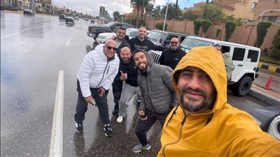 شباب يتطوعون بسياراتهم الدفع الرباعي لمساعدة أصحاب السيارات الغارقة بالتجمع الخامس: بنساعد الناس مجانًا