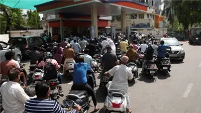 نتيجة حرب إيران.. موجة ذعر تتسبب في طوابير هائلة لشراء البنزين بالهند