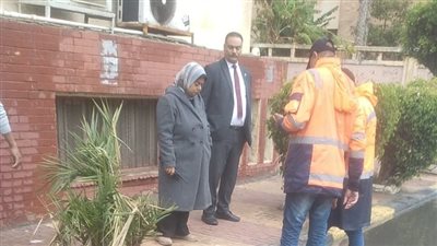 المهندسة إيمان عباس رئيس حي وسط تتابع ميدانيًا أعمال رصد وتصريف تجمعات الأمطار بالإسكندرية
