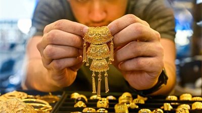 أسعار الذهب في مصر مع بداية تعاملات اليوم الاثنين.. عيار 21 بـ 7000 جنيه