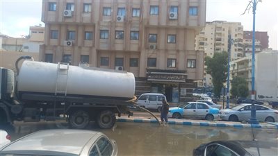 لليوم الثاني.. فرق الطوارئ بمرسى مطروح تواصل عملها وتستجيب للمواطنين بالمناطق المتضررة بتجمعات الأمطار