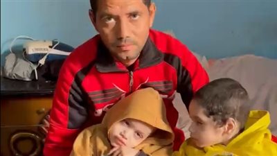 والد طفلين مصابين بضمور في المخ بأسيوط يستغيث لعلاجهم: نفسي أشوفهم كويسين