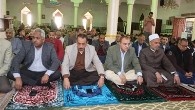محافظ سوهاج يؤدي صلاة الجمعة بمسجد الشرطة بحي شرق
