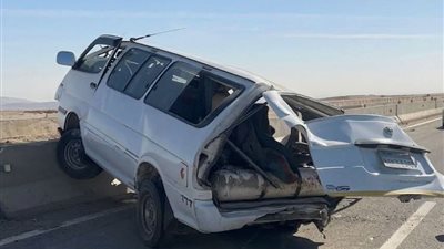 مصرع شخص وإصابة 12 آخرين في انقلاب ميكروباص بطريق السخنة
