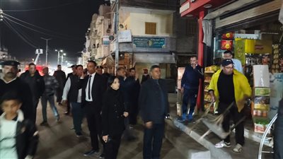 محافظ البحيرة تتابع ميدانيا الالتزام بمواعيد غلق المحال العامة بمركز أبو المطامير