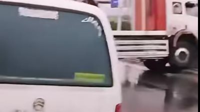 بسبب الأحوال الجوية.. انحراف سيارة نقل واصطدامها بلوحة إعلانية أعلى محور العبور أمام الحي الخامس