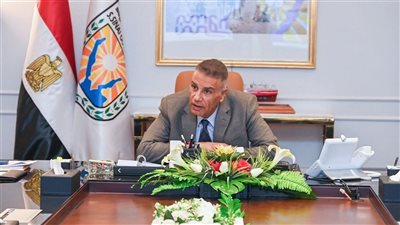 محافظ جنوب سيناء يبحث حل مشكلات المستثمرين والتيسير على المواطنين بملفات التصالح والتقنين