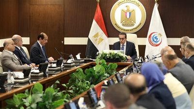 وزير الصحة يبحث موازنة التأمين الصحي وإعادة النظر في الاشتراكات لتحقيق الاستدامة المالية