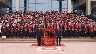 محافظ سوهاج يشارك حفل تخرج الدفعة 30 بكلية الطب ويكرم المتفوقين