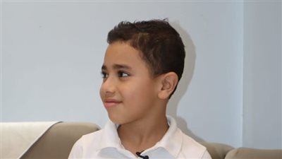 محتاج حقنة بـ 3 ملايين دولار.. والدة الصغير أنس المصاب بضمور العضلات تستغيث: مبيقدرش يمشي وبشيله