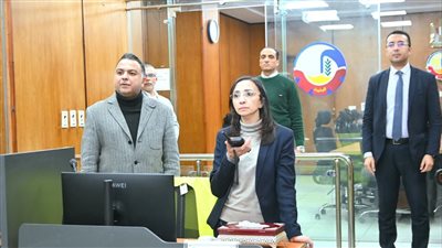 من داخل مركز التحكم والسيطرة.. محافظ البحيرة تتابع التزام المحال التجارية بمواعيد الغلق