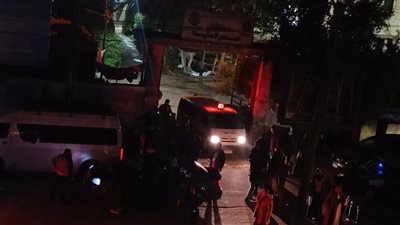 انهيار ودموع الأسر.. خروج جثماني ضحيتين لحادث الصحراوي من مشرحة المستشفى بالمنيا