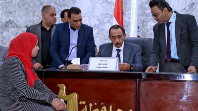 في أول لقاء جماهيري.. محافظ سوهاج يستمع لشكاوى المواطنين ويصدر قرارات فورية لحلها