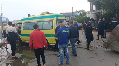 إصابة 10 أشخاص إثر انقلاب سيارة بمحور الضبعة بالبحيرة