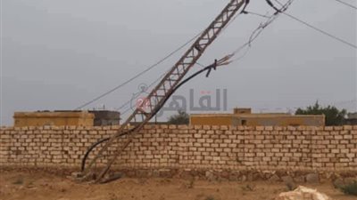 سقوط أعمدة كهرباء بسبب شدة الرياح في مطروح