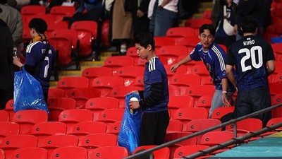 جماهير اليابان تبهر العالم بتنظيف مدرجات ويمبلي عقب الفوز على إنجلترا| صور