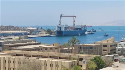 إعادة فتح ميناء السويس واستئناف الحركة الملاحية بعد تحسن الطقس