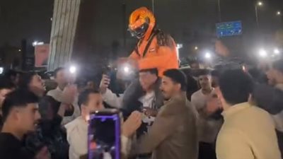 شالوه ورقصوه.. مشهد عفوي لشباب يحملون عامل توصيل يتصدر مواقع التواصل