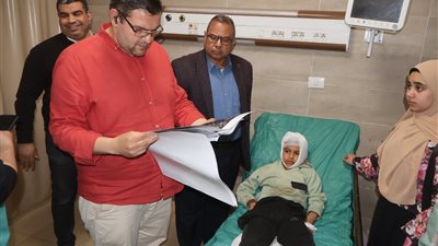 محافظ سوهاج ينيب السكرتير المساعد لتفقد حالة مصابي حادث جرجا بالمستشفى الجامعي بالكوامل