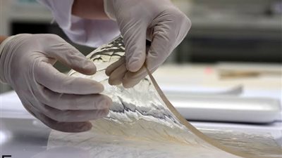 تنظيف دقيق بلا مخاطر.. تقنيات Hydrogels تغيّر مستقبل ترميم الوثائق الأثرية | صور 