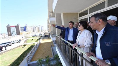 وزيرة الإسكان تتفقد مشروعات مارينا 8 وبوغاز 24 والممشى السياحي بمارينا