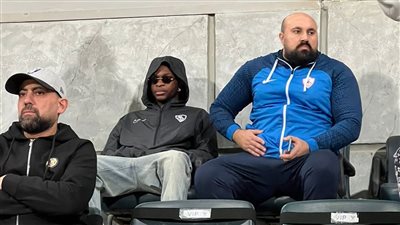 شيكو بانزا يتابع مباراة الزمالك والمصري من مقصورة برج العرب