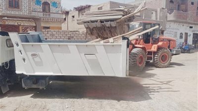 مصادرة أخشاب مخالفات البناء خلال حملات إزالة بدار السلام في سوهاج