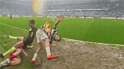جدل في تركيا بعد إسقاط حكمة خلال مباراة بالدوري واستمرار اللعب دون توقف
