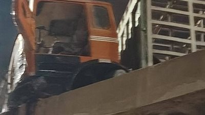 السور طار في الهواء بعد الاصطدام.. انحراف سيارة نقل أنابيب أعلى كوبري البياضية بالأقصر 