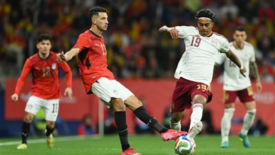 فيفا يفتح تحقيقًا ضد الاتحاد الإسباني بسبب الهتافات العنصرية في مباراة مصر