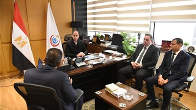 نائب وزير الصحة يناقش مع إحدى الشركات وضع خطة تنفيذية واضحة لمشروع الملف الطبي الموحد