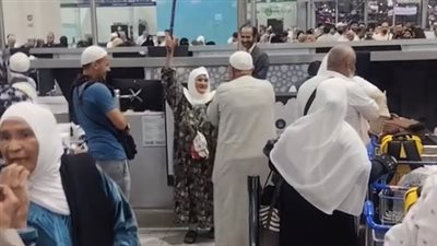 مُسنة مصرية تتصدر التريند برقصها احتفالًا بأداء العمرة