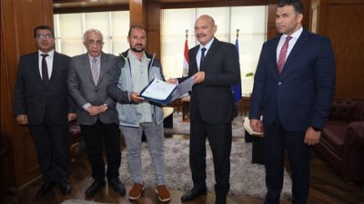 بعد تقنين أوضاعهم.. محافظ السويس يسلم أول عقود تمليك للمواطنين بقرية شندورة