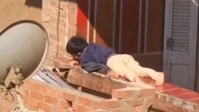 خايفين ننادي عليهم.. فيديو متداول يثير غضبًا واسعًا بعد تصوير صغير نائم على سور بلكونة